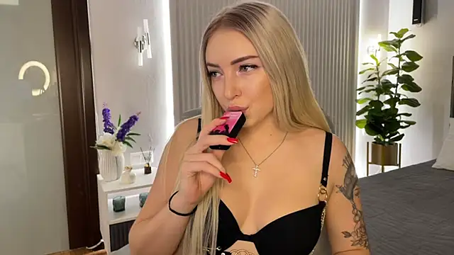 Snapshot of OhMyEmma chatting on 22, 11, 2025 OhMyEmma online show from 22, 11, 2025