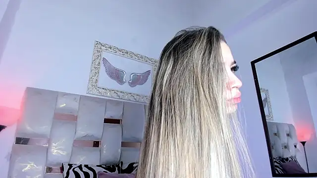 Snapshot of Lola_Blondie chatting on 18, 12, 2025 Lola Blondie online show from 18, 12, 2025