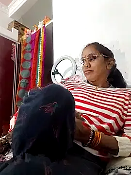 Hotty-Nidhi online show from 4, 12, 2025