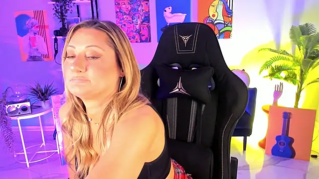 SarahAlluring online show from 3, 11, 2025