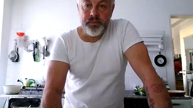 Snapshot of Berg_Boy chatting on 8, 11, 2025 Berg Boy online show from 8, 11, 2025