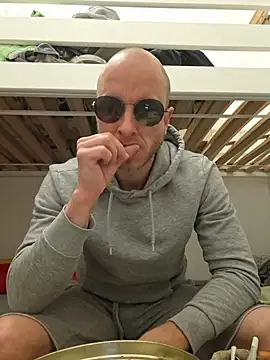 Snapshot of svenpfeifer chatting on 17, 5, 2026 svenpfeifer online show from 17, 5, 2026