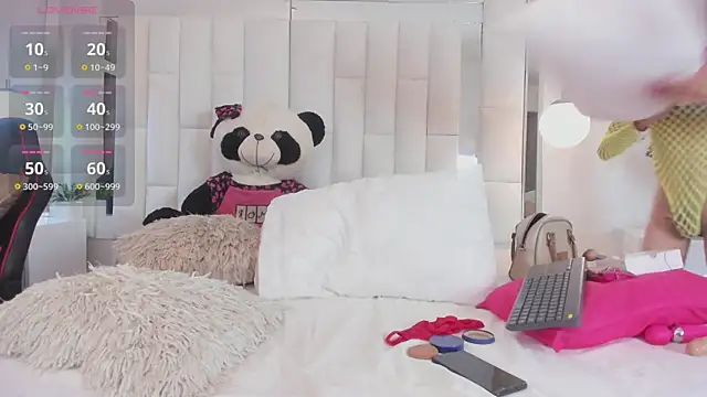 laura latinhot1 online show from 14, 4, 2026