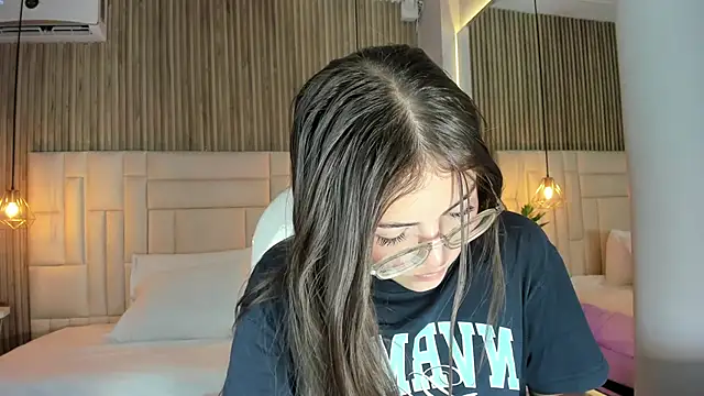 Snapshot of DulceVela_ chatting on 11, 9, 2025 DulceVela online show from 11, 9, 2025