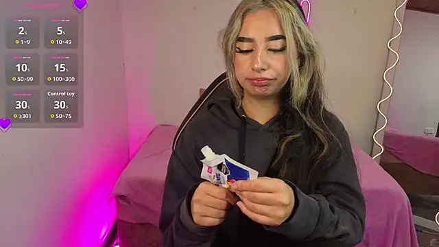 Snapshot of Malory_tay1 chatting on 12, 11, 2025 Malory tay1 online show from 12, 11, 2025