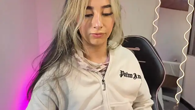 Snapshot of Malory_tay1 chatting on 14, 11, 2025 Malory tay1 online show from 14, 11, 2025