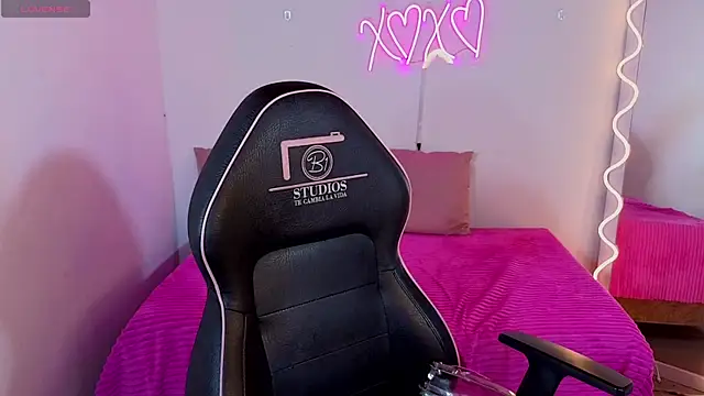 Snapshot of Malory_tay1 chatting on 24, 11, 2025 Malory tay1 online show from 24, 11, 2025