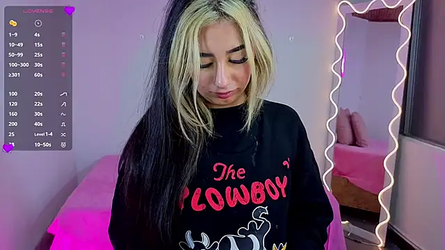 Snapshot of Malory_tay1 chatting on 2, 12, 2025 Malory tay1 online show from 2, 12, 2025