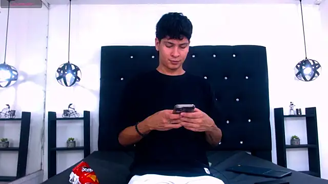 Jhojan twink online show from 18, 11, 2025