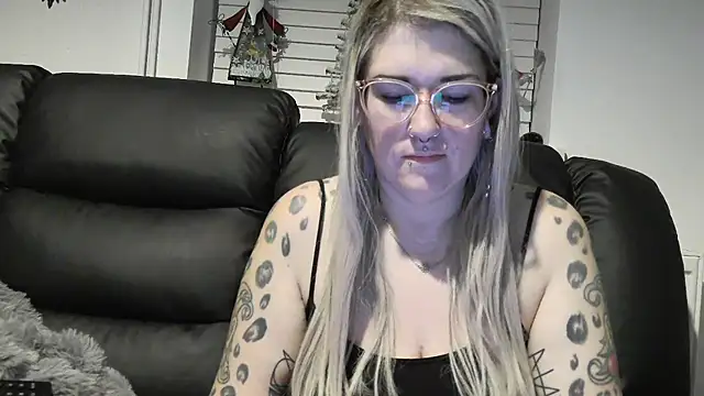 Snapshot of Sizzling_Indie36 chatting on 20, 12, 2025 Sizzling Indie36 online show from 20, 12, 2025
