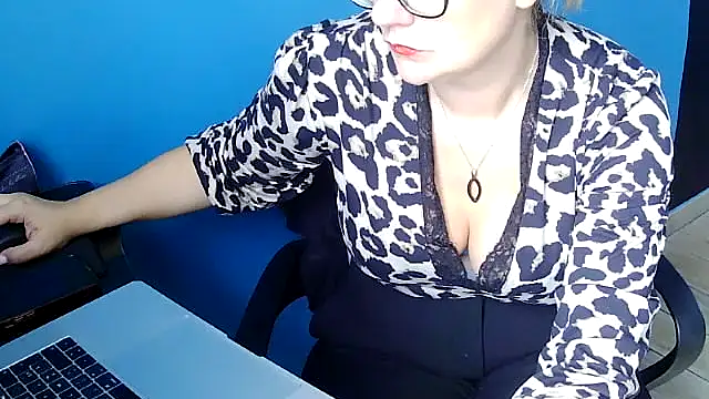 Snapshot of lady_gloria69 chatting on 4, 10, 2025 lady gloria69 online show from 4, 10, 2025