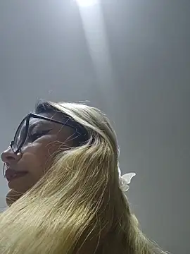 Pretty roxxyy online show from 8, 3, 2026