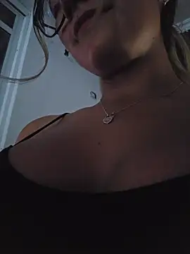 Snapshot of Pretty_roxxyy chatting on 21, 7, 2026 Pretty roxxyy online show from 21, 7, 2026