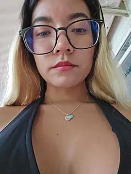 Snapshot of Pretty_roxxyy chatting on 1, 8, 2026 Pretty roxxyy online show from 1, 8, 2026