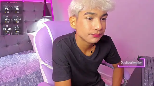 Snapshot of OliverTwinky chatting on 10, 9, 2025 OliverTwinky online show from 10, 9, 2025