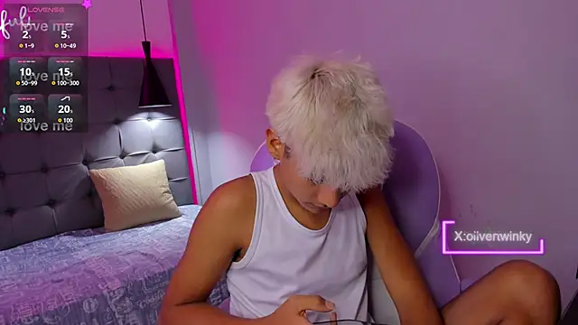 Snapshot of OliverTwinky chatting on 12, 9, 2025 OliverTwinky online show from 12, 9, 2025