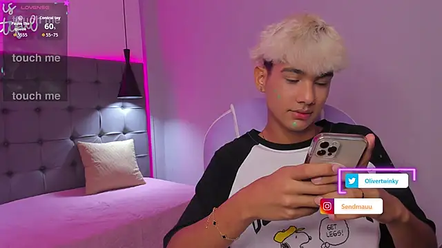 Snapshot of OliverTwinky chatting on 2, 10, 2025 OliverTwinky online show from 2, 10, 2025