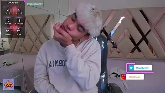 Snapshot of OliverTwinky chatting on 3, 10, 2025 OliverTwinky online show from 3, 10, 2025