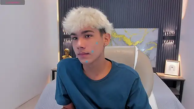 Snapshot of OliverTwinky chatting on 4, 10, 2025 OliverTwinky online show from 4, 10, 2025