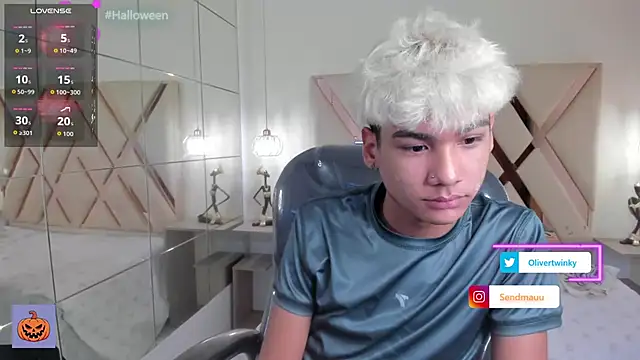 Snapshot of OliverTwinky chatting on 7, 10, 2025 OliverTwinky online show from 7, 10, 2025