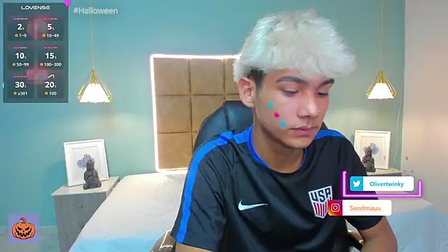 Snapshot of OliverTwinky chatting on 8, 10, 2025 OliverTwinky online show from 8, 10, 2025