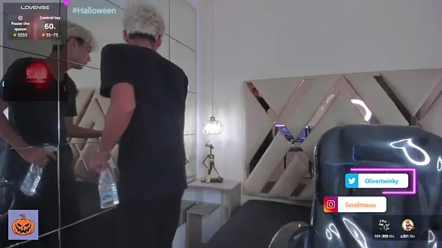 Snapshot of OliverTwinky chatting on 10, 10, 2025 OliverTwinky online show from 10, 10, 2025