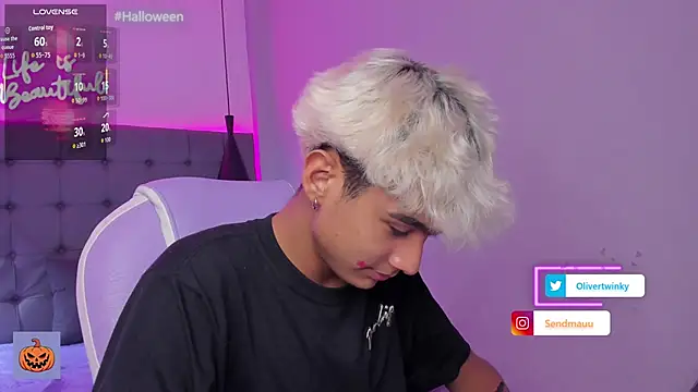 Snapshot of OliverTwinky chatting on 13, 10, 2025 OliverTwinky online show from 13, 10, 2025