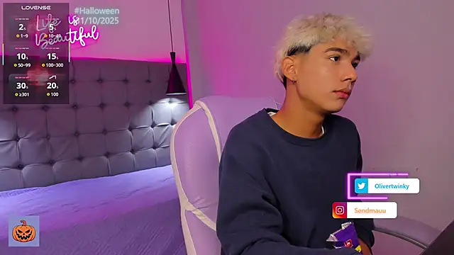 Snapshot of OliverTwinky chatting on 24, 10, 2025 OliverTwinky online show from 24, 10, 2025