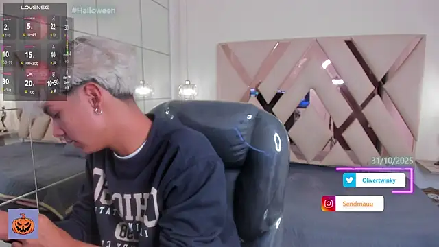 Snapshot of OliverTwinky chatting on 25, 10, 2025 OliverTwinky online show from 25, 10, 2025