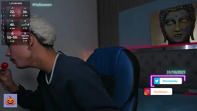 Snapshot of OliverTwinky chatting on 28, 10, 2025 OliverTwinky online show from 28, 10, 2025