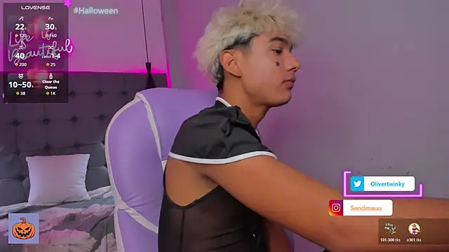 Snapshot of OliverTwinky chatting on 31, 10, 2025 OliverTwinky online show from 31, 10, 2025