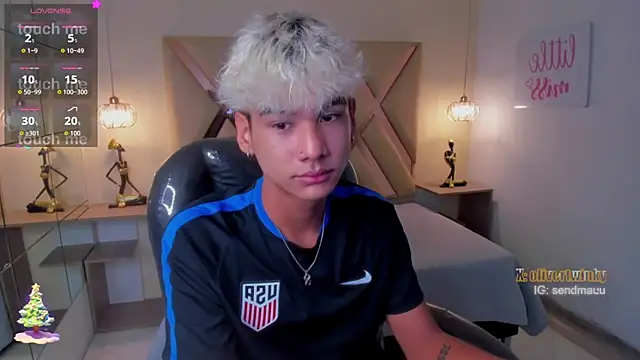 Snapshot of OliverTwinky chatting on 15, 11, 2025 OliverTwinky online show from 15, 11, 2025