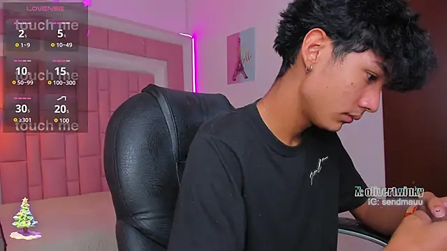 Snapshot of OliverTwinky chatting on 26, 11, 2025 OliverTwinky online show from 26, 11, 2025