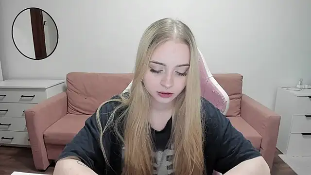 Snapshot of mistress_lain chatting on 3, 8, 2026 mistress lain online show from 3, 8, 2026
