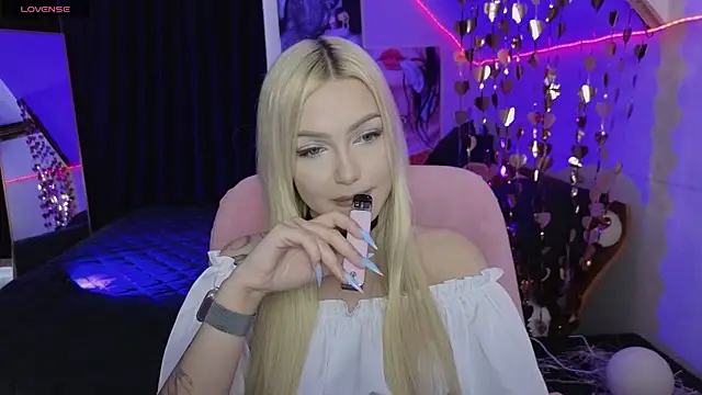 Snapshot of LinaLirian chatting on 19, 6, 2026 LinaLirian online show from 19, 6, 2026