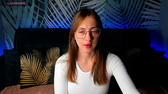 Snapshot of ChristyCrayme chatting on 8, 9, 2025 ChristyCrayme online show from 8, 9, 2025