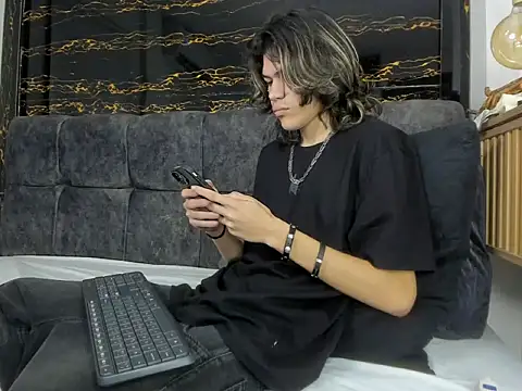 Diamond twink online show from 14, 2, 2026