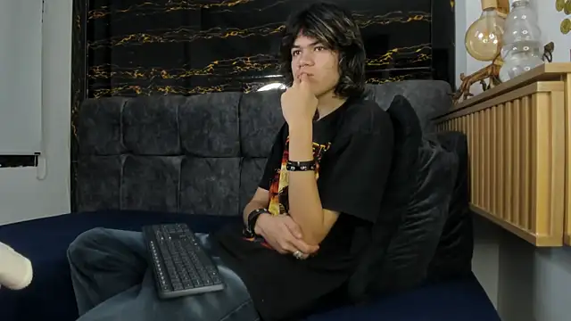 Diamond twink online show from 26, 2, 2026