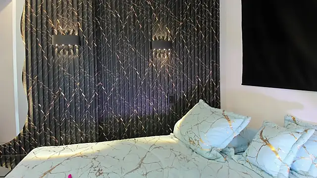 ZOETTAYLOR online show from 2, 10, 2025