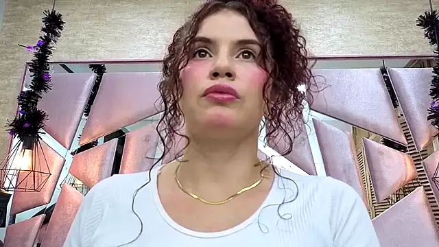 Snapshot of ThaliaCross chatting on 15, 11, 2025 ThaliaCross online show from 15, 11, 2025