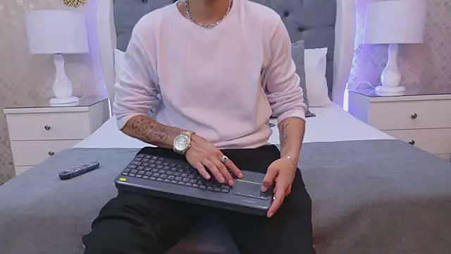 ZoeKrug online show from 24, 11, 2025