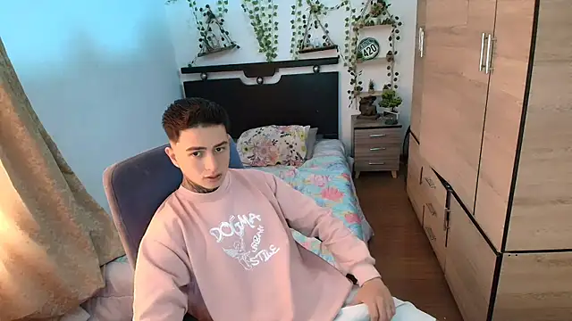 Snapshot of santii_ss chatting on 8, 7, 2026 santii ss online show from 8, 7, 2026