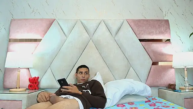 Zoelucas online show from 11, 10, 2025