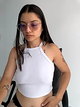 Snapshot of Coralinne__ chatting on 3, 4, 2026 Coralinne online show from 3, 4, 2026