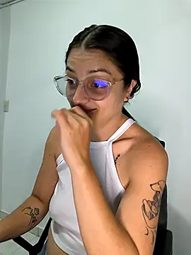 Snapshot of Coralinne__ chatting on 22, 4, 2026 Coralinne online show from 22, 4, 2026