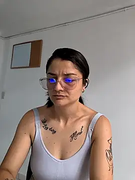 Snapshot of Coralinne__ chatting on 2, 5, 2026 Coralinne online show from 2, 5, 2026