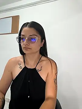Snapshot of Coralinne__ chatting on 4, 5, 2026 Coralinne online show from 4, 5, 2026