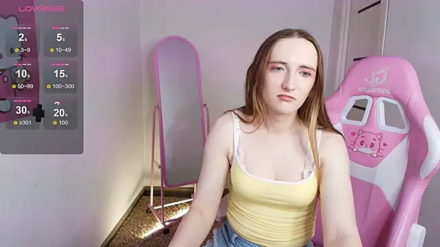 Snapshot of Vi_Luxy chatting on 10, 9, 2025 Vi Luxy online show from 10, 9, 2025