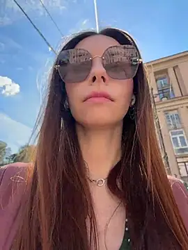 Amelie Crosby online show from 5, 6, 2026