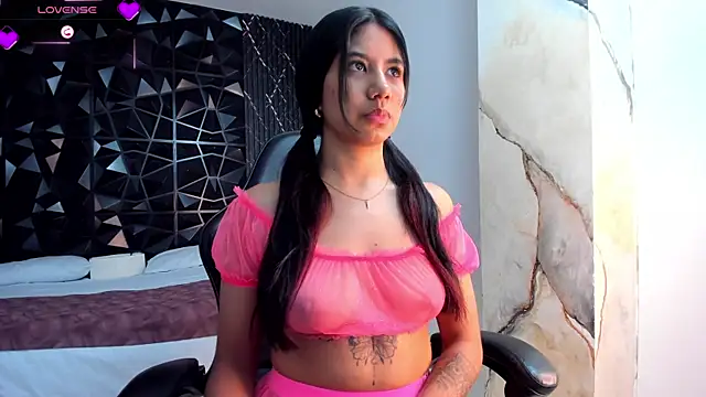 Snapshot of AylinLove chatting on 3, 6, 2026 AylinLove online show from 3, 6, 2026